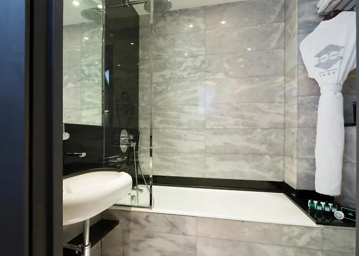 لومن لوفر 4* باريس