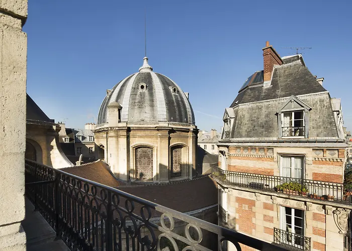 لومن لوفر باريس