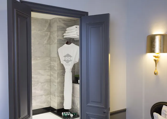 لومن لوفر باريس