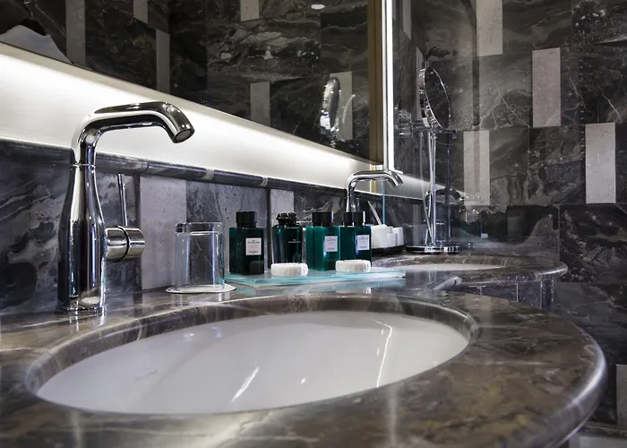 لومن لوفر 4*